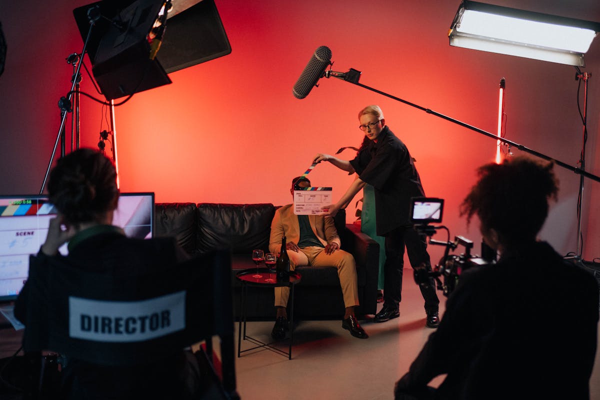 Filmklappe vor einer Kameracrew am Set